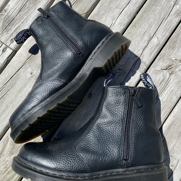 Dr. Martens Shoes - 2976 WOMEN'S LEATHER ZIPPER CHELSEA BOOTS 😍